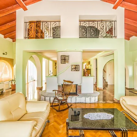 Nikola 1008 アパート